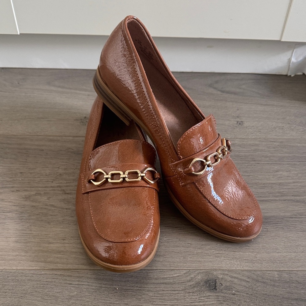 Naturalizer Elegant Brown Loafers Flats with Gold Chain